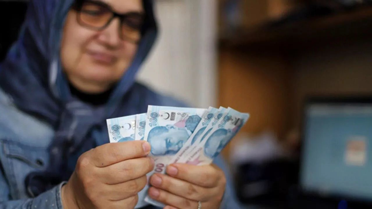 İş Bankası Emeklilere 7.500 TL Ödeme ve Aidatsız Kredi Kartı Fırsatı!
