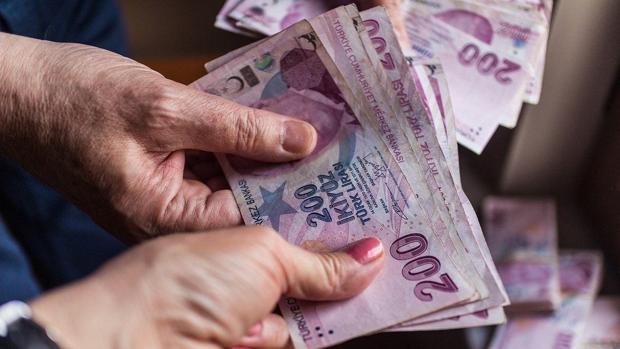 Yetkili isimden emekli vatandaşları heyecanlandıran çağrı! “Kamu bankaları ek ödemeleri 10 bin TL'ye yükseltsin!”